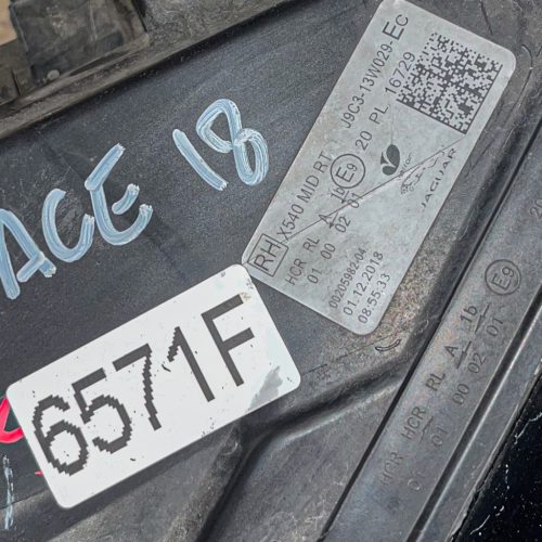  A Jaguar E-Pace (2018) jobb első fényszóró (Cikkszám: J9C3-13W029-EC)