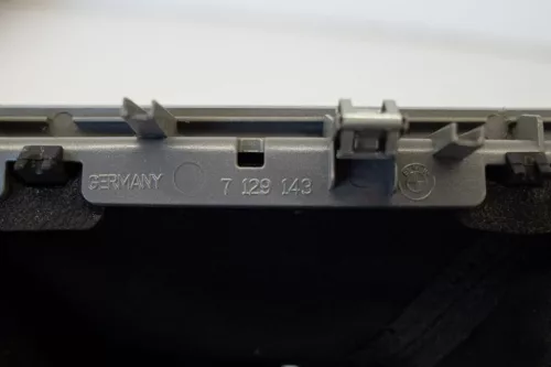 BMW 1er E87  fekete bőr váltószoknya ezüst színű kerettel
